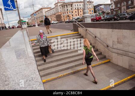 Minsk / Weißrussland - 5. Juni 2019: Junge Frau und ältere Frau in schwarzen Röcken auf U-Bahnhofstreppe Stockfoto