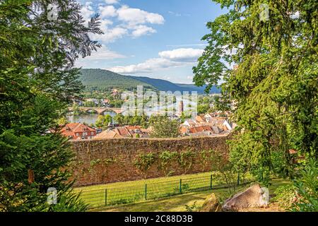 Blick auf die Stadtmauer und die mittelalterliche Stadt Miltenberg von der Burgzufahrtsstraße tagsüber Stockfoto