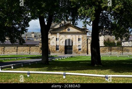 Eingang zum Stallblock von Hovingham Hall, im Gutsdorf Hovingham, Ryedale, North Yorkshire, England Stockfoto