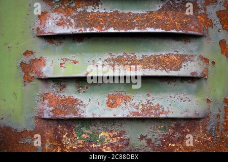 Textur einer Metallwand mit Rissen und Kratzern, die als Hintergrund verwendet werden kann. Die Struktur des Metallgitters aus einer alten Batterie. Muster. Gre Stockfoto