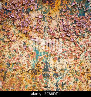Textur einer Metallwand mit Rissen und Kratzern, die als Hintergrund verwendet werden kann Stockfoto