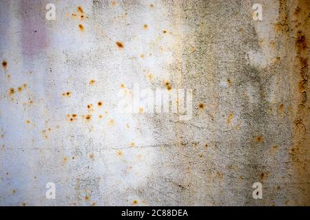 Textur einer Metallwand mit Rissen und Kratzern, die als Hintergrund verwendet werden kann Stockfoto