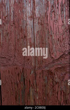Textur des alten Brettes. Rote Farbe mit Spänen abblätternd Stockfoto