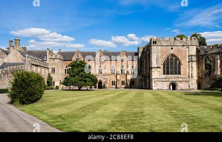 Der Bischofspalast Rasen und begleitende Bischöfe Haus in Wells Stockfoto