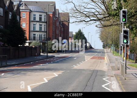 Camberley, Surrey, Großbritannien - 10. April 2020: Leere Straßen während der ersten COVID-19-Sperre von 2020 Stockfoto