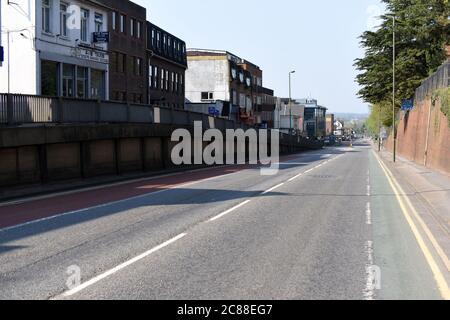 Camberley, Surrey, Großbritannien - 10. April 2020: Leere Straßen während der ersten COVID-19-Sperre von 2020 in Surrey, England Stockfoto