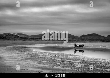 Männer mit einem Boot, Wales Stockfoto