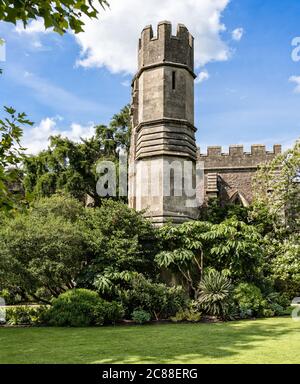 Turm in den Bishop's Palace Gärten der Wells Kathedrale Stockfoto