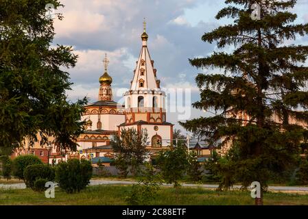 Russland, Irkutsk - 30. Juni 2020: Die Kathedrale der Erscheinung des Herrn. Orthodoxe Kirche, katholische Kirche am Abend Stockfoto