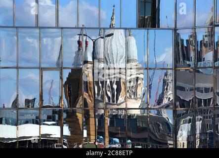 Die St. Paul's Cathedral spiegelt sich in den Fenstern dieses Fotos wider, das an einem klaren Tag in London aufgenommen wurde Stockfoto