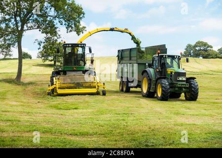 Landwirt sammeln Gras für Silage, Somerset, England, Großbritannien. Stockfoto