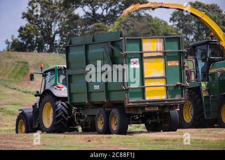 Landwirt sammeln Gras für Silage, Somerset, England, Großbritannien. Stockfoto