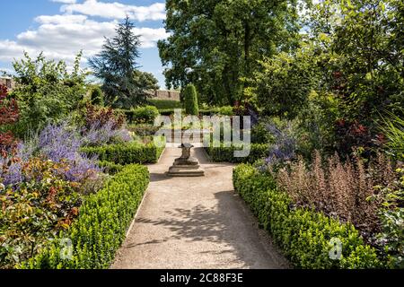 Der Phelps-Garten im Inneren des Bischofssitzes in der Kathedrale von Wells Stockfoto