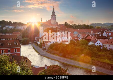 Cesky Krumlov. Antenne Stadtbild Bild von Cesky Krumlov, Tschechische Republik im Sommer Sonnenuntergang. Stockfoto