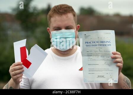 Kyle Duddridge nach dem erfolgreichen Abschluss seines Fahrtests in Liverpool. Die Fahrtests, die im März in ganz Großbritannien ausgesetzt wurden, haben in England mit einem enormen Rückstand wieder aufgenommen, nachdem Hunderttausende von Tests aufgrund der Coronavirus-Sperre verzögert oder abgebrochen wurden. Stockfoto