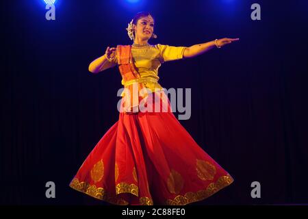 Wunderschöne Kathak Tänzer tanzen Stockfoto