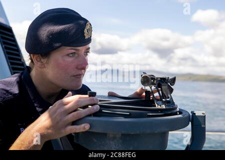 Kommandant LT Rebecca Anderson Royal Navy Abroad HMS Biter während Ship's in Company Close-in Manöver entlang der nördlichen Antrim Küste. Die Coronavirus-Pandemie hat logistische Herausforderungen an Bord eines Kriegsschiffs ausgelöst, das die Kommandanten der Zukunft ausbildet. Stockfoto