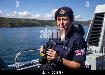 Kommandant LT Rebecca Anderson Royal Navy Abroad HMS Biter während Ships in Company Close-in Manöver entlang der Nord-Antrim Küste. Die Coronavirus-Pandemie hat logistische Herausforderungen an Bord eines Kriegsschiffs ausgelöst, das die Kommandanten der Zukunft ausbildet. Stockfoto