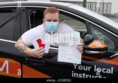 Kyle Duddridge nach dem erfolgreichen Abschluss seines Fahrtests in Liverpool. Die Fahrtests, die im März in ganz Großbritannien ausgesetzt wurden, haben in England mit einem enormen Rückstand wieder aufgenommen, nachdem Hunderttausende von Tests aufgrund der Coronavirus-Sperre verzögert oder abgebrochen wurden. Stockfoto