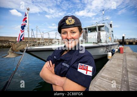 Kommandant LT Rebecca Anderson Royal Navy nach Ship's in Company Close-in Manöver entlang der nördlichen Antrim Küste, aufgenommen in Bangor Marina vor HMS Biter stehend. Die Coronavirus-Pandemie hat logistische Herausforderungen an Bord eines Kriegsschiffs ausgelöst, das die Kommandanten der Zukunft ausbildet. Stockfoto