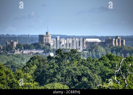 Windsor Castle sticht auf diesem Foto, das am frühen Morgen eines warmen Sommertages in England aufgenommen wurde, deutlich hervor Stockfoto