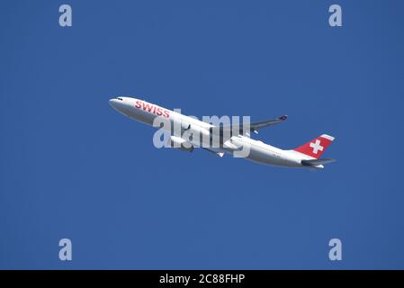 Ein Schweizer Airbus gegen einen klaren blauen Himmel kurz nach dem Start vom Londoner Flughafen Heathrow Stockfoto