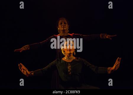 Wunderschöne Kathak Tänzer tanzen Stockfoto