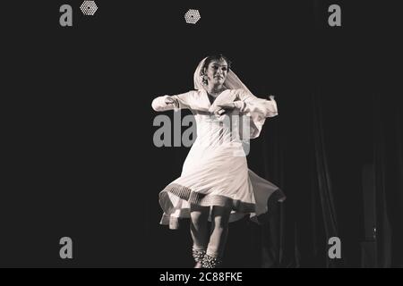 Wunderschöne Kathak Tänzer tanzen Stockfoto