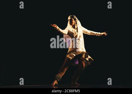 Wunderschöne Kathak Tänzer tanzen Stockfoto