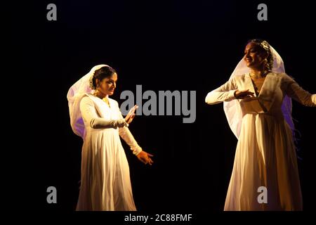 Wunderschöne Kathak Tänzer tanzen Stockfoto