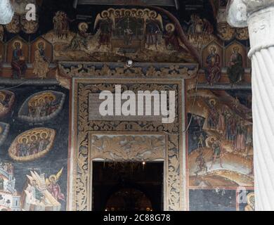 Climanesti, Valcea/Rumänien - 23. Oktober 2019: Fresken an der Portikowand des Klosters Cozia, gut erhaltene religiöse mittelalterliche Architektur. Stockfoto