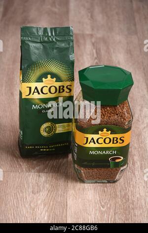 Kaffee Jacobs Monarch. Kaffee Jacobs Aluminium-Kapsel. Charkiw, Ukraine, 21. Juni 2020. Stockfoto