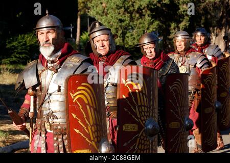 Legionäre der berühmtesten römischen Nachschauungsgruppe, der Gruppo Storico Romano, im 1. Und 2. Jahrhundert v. Chr. während der Veranstaltung "Piazza Italia" in Colle Op Stockfoto