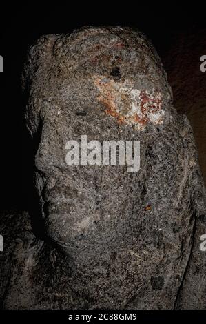 Diese geschnitzte Porträtbüste eines dicklichen Bürgers mittleren Alters der alten etruskischen Tarchuna oder Tarchna ist Teil eines liegenden Bildnis auf dem Deckel eines Sarkophags oder Grabkiste in den riesigen Nekropolen oder Friedhöfen gefunden, die die Stadt umgeben, jetzt bekannt als Tarquinia, Latium, Italien. Die Nekropole von Monterozzi und andere Friedhöfe wurden erstmals im 7. Jahrhundert v. Chr. verwendet. Heute stellen sie viele Exponate im Museum von Tarquinia, dem Museo Archeologico Nazionale Tarquiniense, zur Verfügung. Die Überreste der antiken etruskischen Stadt sind heute als UNESCO-Weltkulturerbe geschützt. Stockfoto