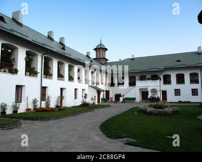 Climanesti, Valcea/Rumänien - 23. Oktober 2019: Ruhige Atmosphäre im Kloster Cozia, gut erhaltene religiöse mittelalterliche Architektur. Stockfoto