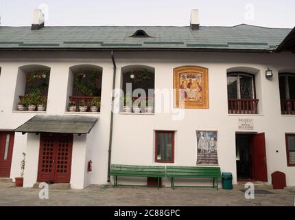 Climanesti, Valcea/Rumänien - 23. Oktober 2019: Ruhige Atmosphäre im Kloster Cozia, gut erhaltene religiöse mittelalterliche Architektur. Stockfoto