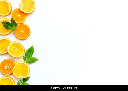 Geschnittene Zitrusfrüchte auf weißem Hintergrund Draufsicht Stockfoto