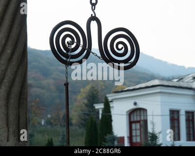 Climanesti, Valcea/Rumänien - 23. Oktober 2019: Antike runde Eisenglocke im Kloster Cozia, Rumänien. Vesper-Glocke. Stockfoto