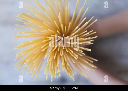 Makro von vielen Spaghetti Nudeln und Eiernudeln Stockfoto