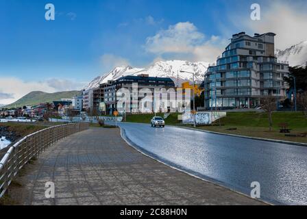 Ushuaia, Argentinien - 14. Oktober 2013: Blick auf die Stadt Ushuaia, mit den Bergen im Hintergrund, in Argentinien, Südamerika. Stockfoto