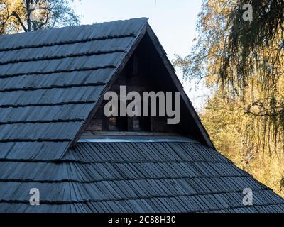 Traditionelle Holzfliesen Dach. Tea House Dach in Bran Schloss, Rumänien, Osteuropa. Stockfoto