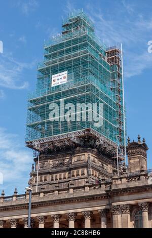 Sehen Sie sich den Uhrturm des Rathauses von Leeds während der Renovierungsarbeiten an Stockfoto