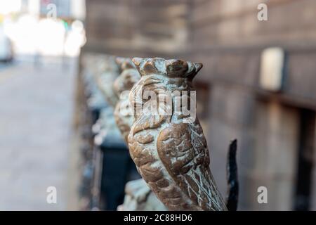 Blick auf Leeds Eulen-Skulpturen auf dem Geländer vor der Zentralbibliothek Stockfoto