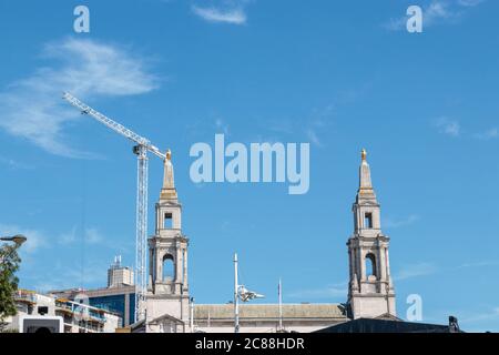 Blick auf die goldene Eulenstatue vor der Civic Hall, Leeds Stockfoto