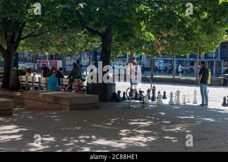 Blick auf Männer, die Schach spielen außerhalb der zentralen Bibliothek auf der Headrow, Leeds Stockfoto