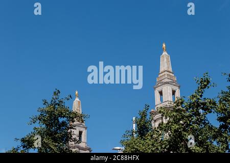 Blick auf die goldene Eulenstatue vor der Civic Hall, Leeds Stockfoto