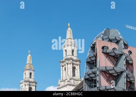 Blick auf die goldene Eulenstatue vor der Civic Hall, Leeds Stockfoto