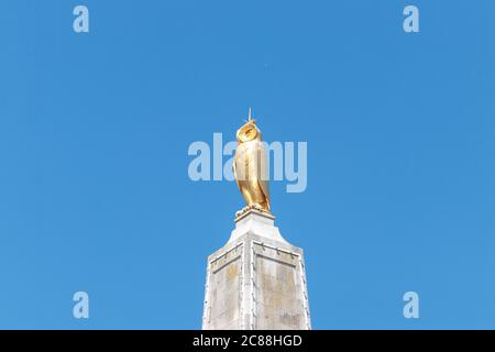 Blick auf die goldene Eulenstatue vor der Civic Hall, Leeds Stockfoto