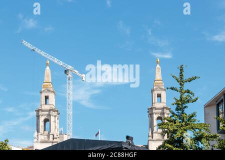 Blick auf die goldene Eulenstatue vor der Civic Hall, Leeds Stockfoto