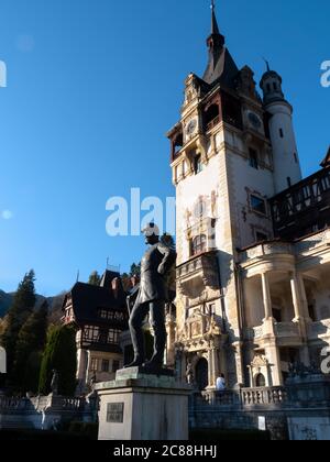 Sinaia, Prahova / Rumänien - 25. Oktober 2019: Statue von König Carol I., der vor dem Palast das Schloss Peles gebaut hat. Stockfoto